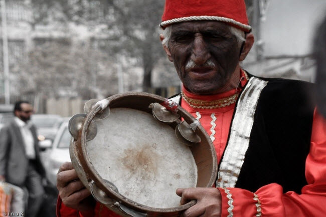 Lễ hội năm mới Nowruz theo lịch Ba Tư của người theo đạo Bái Hỏa ở Iran thường rơi vào khoảng cuối tháng 3 hàng năm. Điều không thể thiếu trong dịp này chính là những món ăn truyền thống cùng những điệu nhảy sôi nổi, đầy màu sắc.