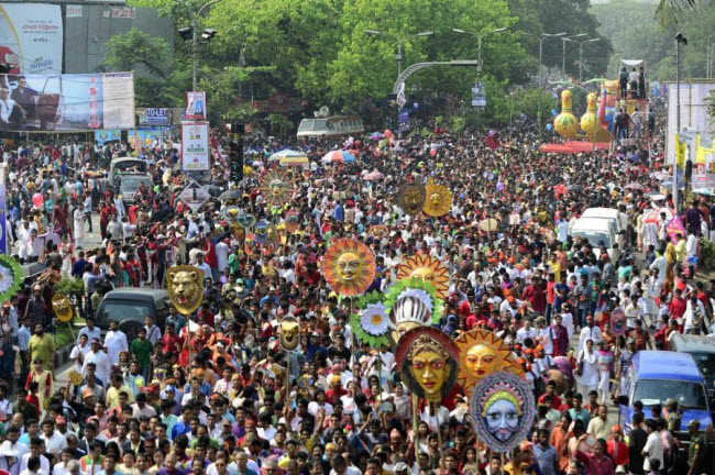 Vào ngày 14.4, lễ hội năm mới Pohela Boishakh&nbsp; diễn ra tại các cộng đồng người Bengali khác nhau ở Bangladesh và tỉnh Tây Bengal, Ấn Độ. Các sự kiện được tổ chức bao gồm lễ diễu hành, các trò chơi truyền thống, trình diễn múa rối, đu quay.