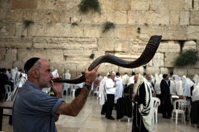 Lễ hội năm mới Rosh Hashanah của người Do Thái diễn ra vào mùa thu hàng năm để khởi đầu mùa vụ mới. Trong ngày lễ, mọi người sẽ&nbsp;thổi kèn shofar &#40;kèn sừng cừu&#41;, ăn táo,&nbsp;uống mật ong và&nbsp;đọc các lời chúc tốt lành trên thực phẩm tượng trưng như quả lựu chẳng hạn. Người Do Thái cũng tham gia lễ sám hối và làm việc đền bù tội lỗi đã phạm một cách vô tình hay cố ý trong suốt năm qua.