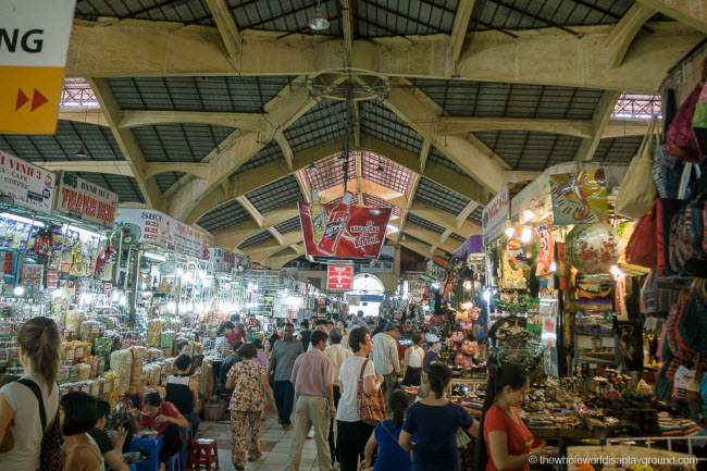 Chúng tôi dành cả ngày tiếp theo để khám phá phong cảnh tại Thành phố Hồ Chí Minh từ Bảo tàng Chứng tích chiến tranh, Dinh Độc Lập, chợ Bình Tây &#40;ảnh&#41;, nhà thờ Đức Bà, bưu điện thành phố,…