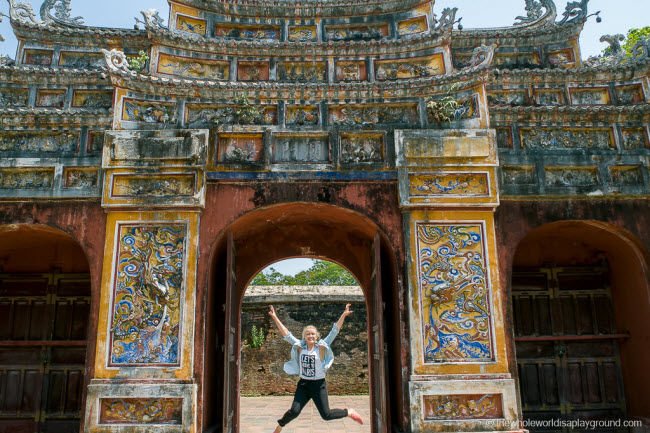 Chúng tôi đã tham quan nhiều ngôi chùa, lăng mộ và thành cổ. Chúng tôi cũng có cơ hội thưởng thức món phở đặc biệt tại thành phố này.