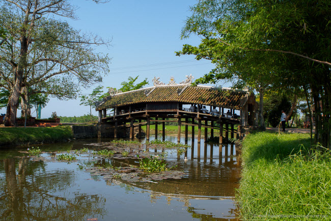 Một trong những trải nghiệm đáng nhớ nhất của chúng tôi tại Huế là trò chuyện với người dân địa phương tại cầu Ngói Thanh Toàn.