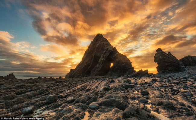 Điểm du lịch Black Church Rock tại Devon như bờ biển ở vùng Scandinavia.