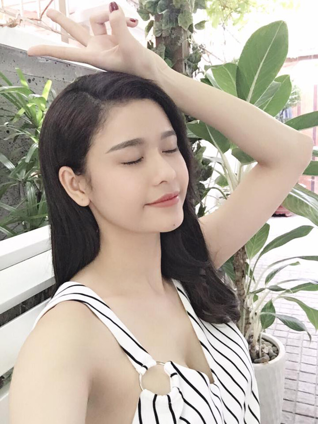 Nhờ những bộ quần áo gợi cảm như thế này giúp Trương Quỳnh Anh &#34;ăn gian&#34; tuổi thật của mình rất nhiều.