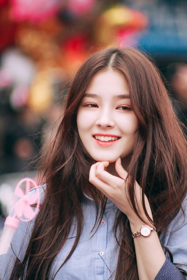 Nancy &#40;17 tuổi, thành viên nhóm nhạc&nbsp;Momoland – nhóm nhạc mới nổi ở Hàn Quốc&#41; trong lần sang Việt Nam làm từ thiện &#40;1/2017&#41; cũng gây xôn xao phố đi bộ bởi ngoại hình xinh đẹp.&nbsp;