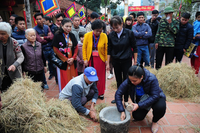 Tương truyền từ thời vua Hùng thứ 18, đôi vợ chồng này là tướng tiên phong trẩy quân qua làng đi dẹp giặc. Dân làng xin đi theo, tướng quân bèn mở cuộc thi thổi cơm để chọn người nuôi quân giỏi, sau khi vợ chồng tướng quân mất, làng mở hội thổi cơm thi để nhớ.