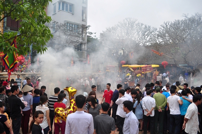 Đã thành thông lệ, cứ ngày mùng 8 tháng Giêng hằng năm, người dân làng Thị Cấm &#40;Xuân Phương, Nam Từ Liêm, Hà Nội&#41; lại tưng bừng mở hội nấu cơm thi. Lễ hội nhằm tưởng nhớ công ơn của vợ chồng tướng Phan Tây Nhạc và Hoa Dung.