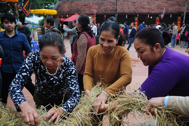 Bốn đội thi &#40;gọi là 4 giáp&#41; sẽ thi để chọn ra nồi cơm nấu nhanh và thơm dẻo nhất để dâng lên Thành Hoàng làng.&nbsp;