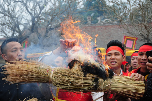 Khi có khói lên thì dừng lại và thổi lửa bùng lên, chuyển lửa đó sang vị trí nấu cơm.