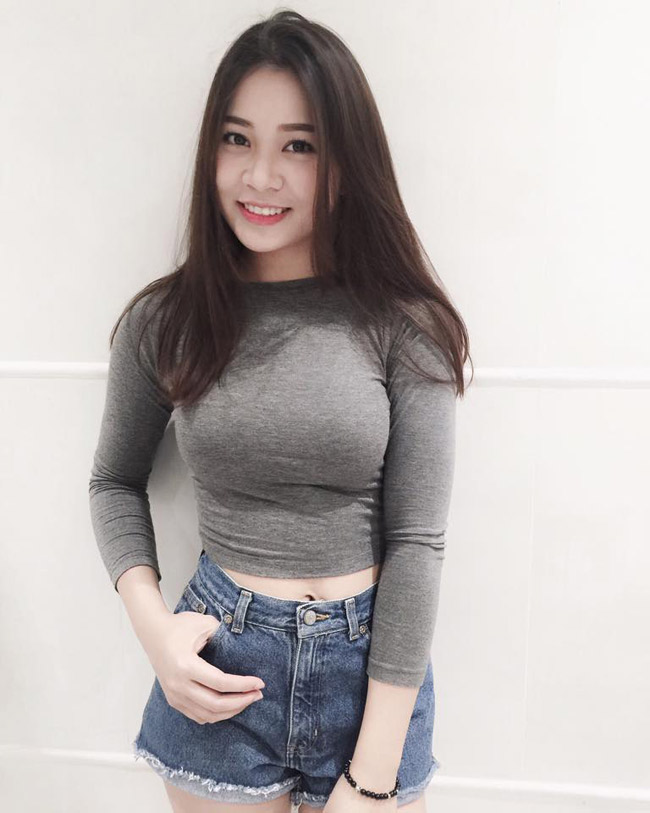 Trong những bức ảnh đời thường, Trà My xinh đẹp không kém hot girl. Cô sở hữu vòng một đầy đặn và vòng eo con kiến nhiều người mơ ước.&nbsp;