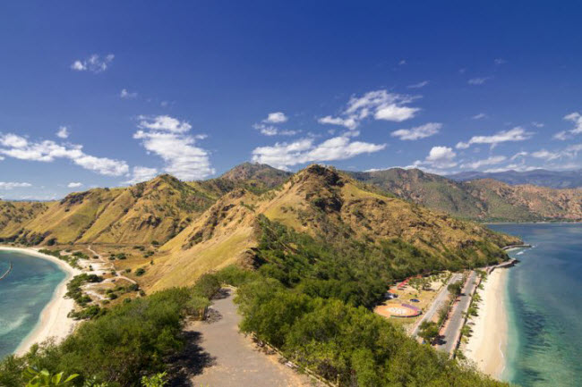 Tới Đông Timor, bạn có thể chiêm ngưỡng các công trình kiến trúc theo phong cách Bồ Đào Nha, tượng Cristo Rei hay tham gia các hoạt động như lặn ống thở, lặn bình khí và khám phá thiên nhiên.