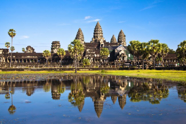 Đền chùa: Khu đền cổ Angkor Wat là yếu tố chính thu hút du khách tới Campuchia. Khung cảnh bình minh trên những ngôi đền cổ này luôn mang đến một cảm giác vô cùng khó tả.