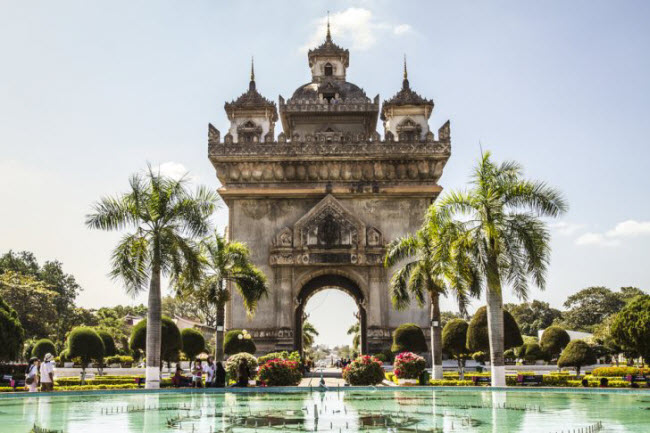 Tới Luang Prabang, du khách có thể khám phá các công trình kiến trúc từ thời Pháp thuộc nằm lẫn giữa các ngôi đền và phong cảnh thiên nhiên tuyệt đẹp. Ngoài ra, bạn có thể tới thăm Cánh đồng Chum và phong cảnh ở Vang Vieng.