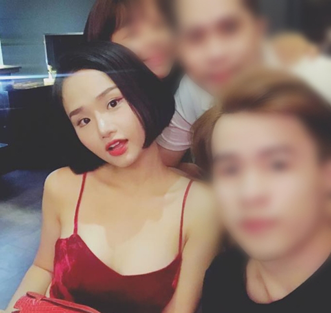 Miu Lê đang được xem&nbsp;là &#34;sếp nữ&#34; hot nhất showbiz Việt nhờ vai nữ chính trong phim Bạn gái tôi là sếp. Trong phim, cô đóng vai một sếp nữ của bạn trai mình với những tình huống dở khóc dở cười. Hiện phim đang gây được sự chú ý đối với những khán giả yêu thích phim Việt.

Nổi danh từ phim&nbsp;Em là bà ngoại của anh, cộng thêm hiệu ứng phim mới, Miu Lê càng nhận được sự quan tâm của khán giả. Những hình ảnh trong phim, ngoài đời của nữ diễn viên được tìm kiếm. Có thể thấy, đời thường&nbsp;nữ&nbsp;diễn viên 9X có phong cách ăn mặc thoải mái khi đi chơi cùng bạn bè. Nhiều người nhận xét&nbsp;Miu Lê ngoài đời là một cô gái dễ thương, cởi mở.