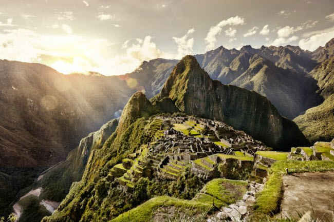 2. Peru:&nbsp;Nếu bạn muốn tìm địa điểm du lịch ấm áp và có lịch sử lâu đời vào mùa đông, Peru là sự lựa chọn tuyệt vời. Khu di tích cổ Machu Picchu thường đông khách quanh năm, nhưng số lượng người tới đây vào mùa đông thấp hơn vào mùa hè.