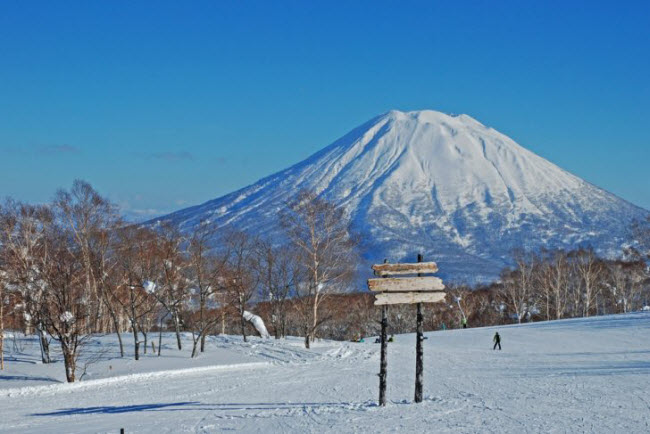 Khu nghỉ dưỡng Hokkaido ở Nhật Bản cũng được là một trong những địa điểm trượt tuyết hàng đầu thế giới, với địa hình đa dạng phù&nbsp;hợp với tất cả mọi trình độ của người trượt tuyết.