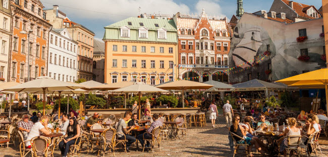 Khu phố cổ của thành phố Riga cũng được tổ chức UNESCO công nhận là di sản thế giới, với những con đường lát đá cuội và các địa điểm ngắm cảnh ven sông tuyệt đẹp.