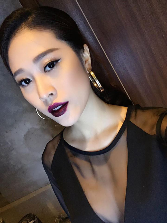 Cẩm Nhung khoe được vẻ quyến rũ vòng một trong những bức ảnh selfie &#40;tự chụp&#41;.