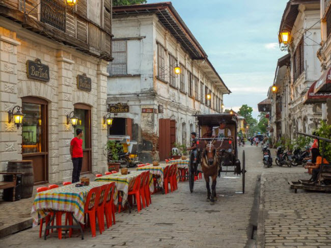 4. Trở về quá khứ tại thành phố Vigan: Philippines từng bị Tây Ban Nha đô hộ &nbsp;suốt 300 năm và thành phố Vigan là nơi vẫn còn lưu giữ được nhiều công trình kiến trúc trong thời kỳ này.