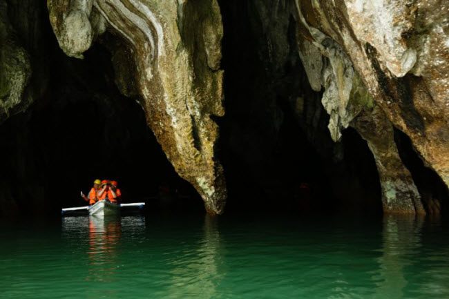 7. Khám phá dòng sông ngầm Puerto Princesa: Dòng sông ngầm Puerto Princesa ở Philippines đã được bình chọn là một trong 7 kỳ quan thiên mới cũng như được UNESCO công nhận là di sản thế giới.