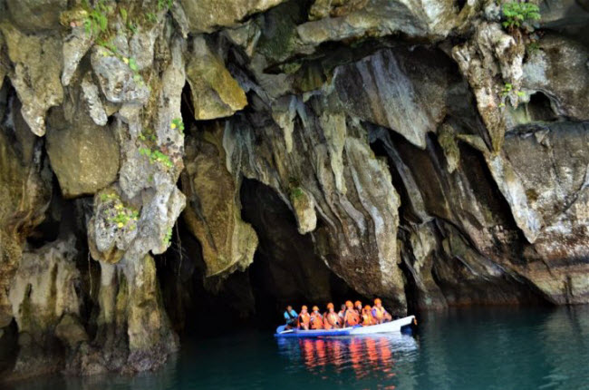 Khi khám phá dòng sông ngầm Puerto Princesa bằng thuyền, du khách có cơ hội chiêm ngưỡng các cấu trúc đá vôi hình thành qua hàng&nbsp;nghìn năm. Hang động cũng là nơi sống của nhiều loài động vật bao gồm dơi.