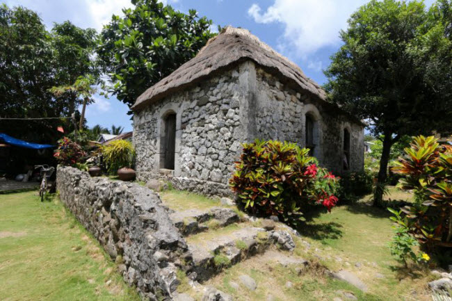 Tới tỉnh Batanes, bạn đừng quên thưởng thức các món ăn truyền thống địa phương trong nhà xây bằng đá. Chúng được xây dựng để bảo vệ người dân ở đây khỏi điều kiện thời tiết khắc nghiệt.