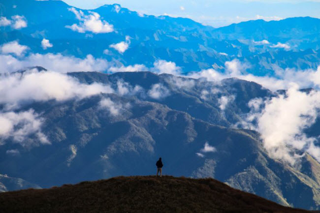 Trong hành trình đi bộ lên đỉnh núi Mt. Pulag, bạn có cơ hội chiêm ngưỡng phong cảnh thiên nhiên hùng vĩ và tìm hiểm về cuộc sống của người dân bản địa.