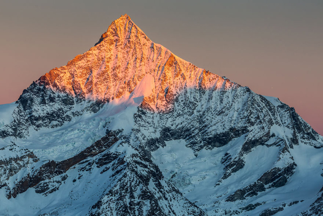 Bình minh tại núi Weisshorn.