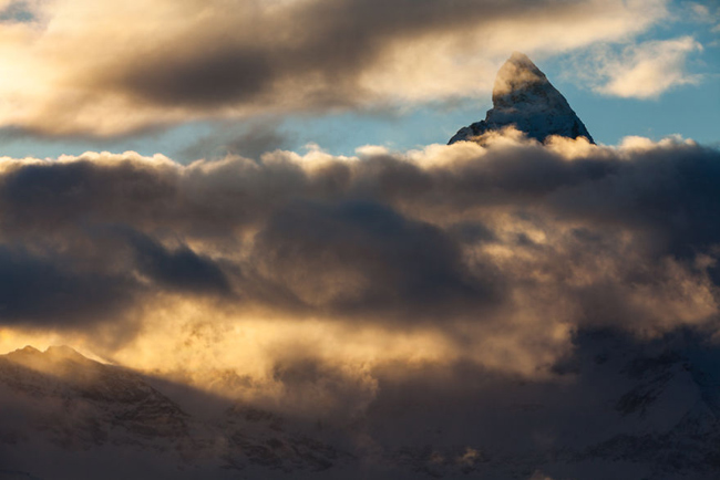 Bình minh tại Matterhorn nhìn từ Gornergrat.