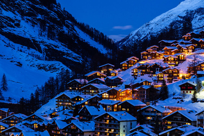 Cảnh đêm lung linh, huyền ảo&nbsp;tại làng Zermatt.