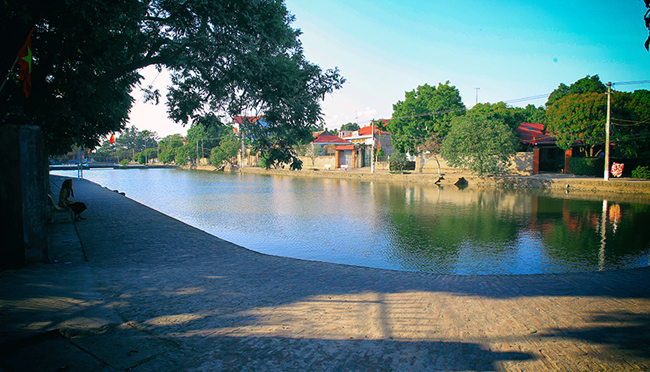 Sau cánh cổng, làng Nôm hiện lên hệt như những gì người ta vẫn hình dung về ngôi làng Việt cổ. Một bờ ao chung rộng lớn vừa là nơi để các cụ già ngồi hóng mát vào những trưa hè, vừa là chỗ để trẻ con trong làng tụ tập vui đùa…&nbsp;Ao làng rộng lớn như một hồ nước, mặt ao trong xanh tĩnh lặng như một chiếc gương phẳng khổng lồ rọi bóng những ngôi nhà cổ, cây cổ thụ khiến không gian càng thêm phần rộng lớn hơn.