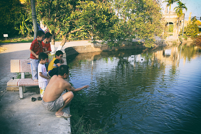 Chiều chiều, những đứa trẻ trong làng lại rủ nhau ra bờ ao chơi đùa, không điện thoại thông minh, không những thiết bị điện tử hiện đại, chúng hồn nhiên thích thú khi xem người lớn rắc thính, học cách làm cần câu, móc mồi để câu cá.