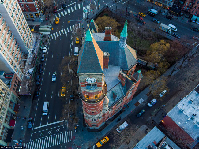 Công viên hình tam giác tại một điểm giao cắt giao thông ở khu trung tâm Manhattan, New York.