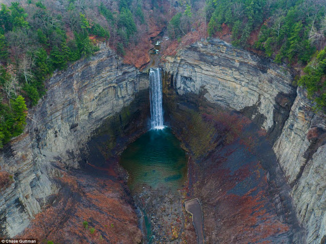 Thác Taughannock cao 70m và nằm giữa một khe núi ở Trumansburg, New York.