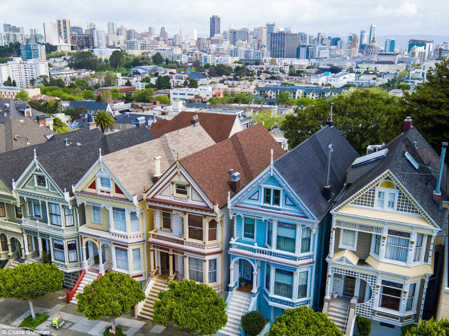 Những ngôi nhà cổ từ thời kỳ Edwardian trên phố Steiner ở thành phố San Francisco.