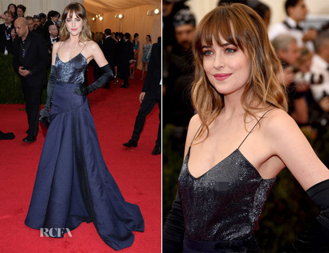 Trên phim &#34;50 sắc thái&#34; phần 2,&nbsp;Dakota Johnson được nhận xét tích cực phô diễn cơ thể hơn phần 1. Ngoài đời, nữ diễn viên này táo bạo không kém khi không ít shoot hình cô để lộ điểm nhạy cảm.