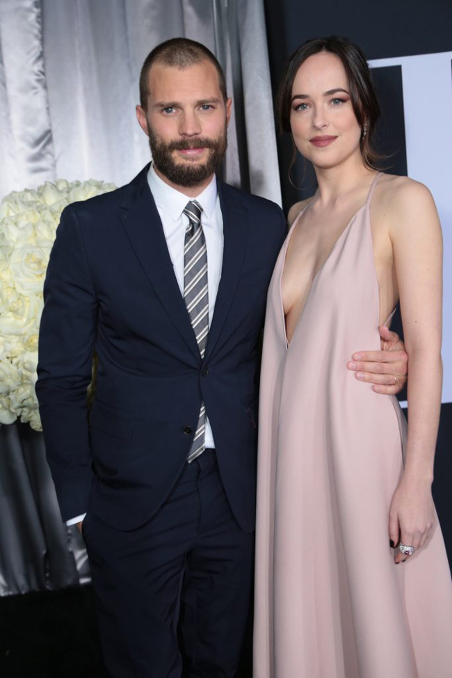 Khi bên cạnh bạn diễn Jamie Dornan &#40;vai tỷ phú bạo dâm&#41;,&nbsp;Dakota Johnson càng trở nên quyến rũ hơn. Hai người cũng phối hợp với nhau rất ăn ý trong vai người tình &#34;50 sắc thái&#34;. Đây cũng là lý do cả hai tiếp tục đóng cặp trong phần 2 của phim 18+ ăn khách này.