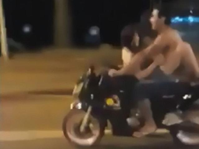Quái dị cặp đôi vừa lái xe máy vừa “quan hệ” trên phố