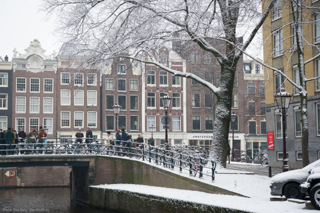 Các du khách không bỏ lỡ cơ hội chiêm ngưỡng thành phố Amsterdam như vừa được khoác một chiếc áo trắng mới.