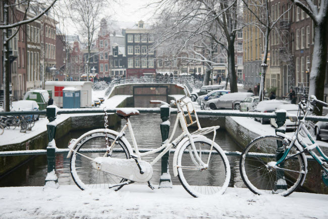 Khung cảnh mùa đông trắng ở thành phố Amsterdam.