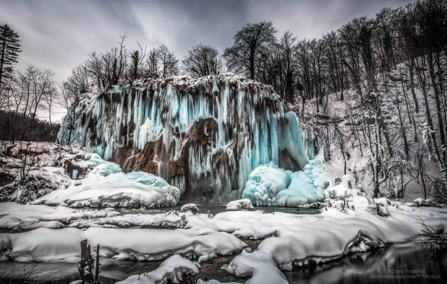 Toàn bộ Vườn quốc gia hồ Plitvice rộng 295 km2 và diện tích mặt nước khoảng 2 km2.