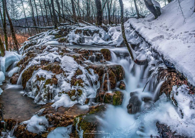 Cụm hồ Plitvice là kết quả của quá trình tích tụ của đá vôi tạo ra các đê chắn để tạo thành hàng loạt các hồ và thác nước.