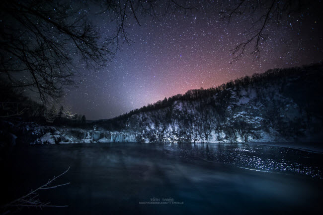 Khung cảnh ban đêm đẹp đến nghẹt thở trong Vườn quốc gia hồ Plitvice ở Croatia.