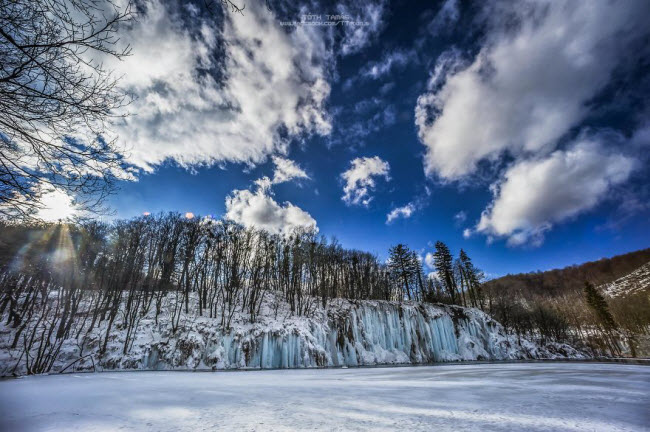 Du khách có rất nhiều lựa chọn để trải nghiệm thiên nhiên ở Vườn quốc gia hồ Plitvice: từ đi bộ đường dài, đi xe điện, đạp xe, trượt tuyết, chèo thuyền,..