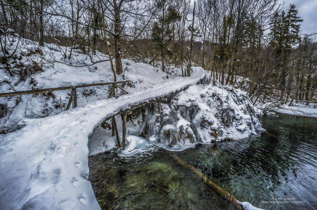 Một lối đi phủ đầy tuyết trắng trong Vườn quốc gia hồ Plitvice.