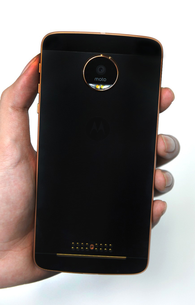 Sau màu đen lịch lãm nam tính, vàng gold sang trọng, Moto Z đã đưa vào bộ sưu tập sắc màu của mình thêm phiên bản vàng hồng quý phái.