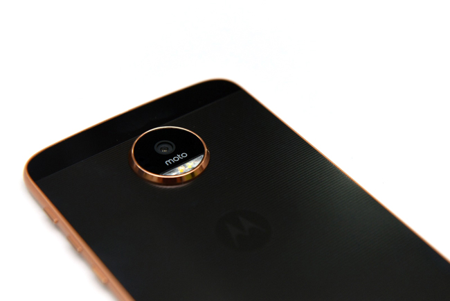 Moto Z còn được phủ lớp sơn chống thấm giúp bảo vệ điện thoại khỏi mưa, nước bắn hoặc tràn vào thân máy.