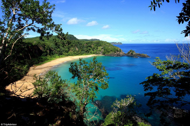 Bãi biển Baia do Sancho ở Fernando de Noronha, Brazil, đã giành danh hiệu bãi biển đẹp nhất năm 2017 do tạp chí TripAdvisor bình chọn. Nơi đây nổi tiếng với nước biển trong xanh, phong cảnh đẹp và địa điểm lặn lý tưởng.