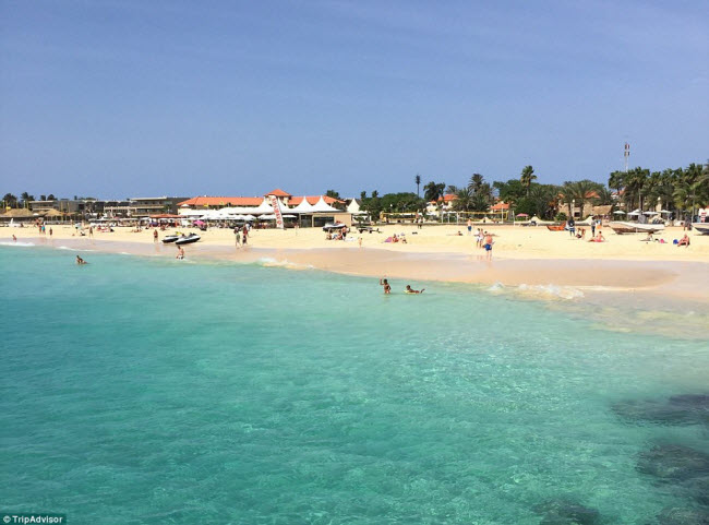 Praia de Santa Maria là bãi biển dài với cầu tàu ở Santa Maria Ilha do Sal, Cape Verde. Đây là địa điểm ưa thích của những người thích lướt ván.