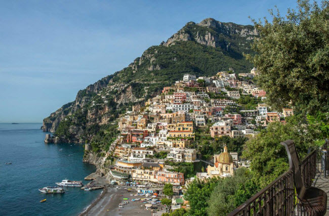 Bờ biển Amalfi, Itaia: Nằm ở phía nam thành phố Naples, nơi đây nổi tiếng với những ngôi nhà làng trên đồi, vườn cam xanh mướt và phong cảnh tuyệt đẹp của biển Địa Trung Hải. Nữ diễn viên Reese Witherspoon từng tận hường kỷ nghỉ tuần trăng mật tại vùng bờ biển này. Ngoài ra, Amalfi cũng chào đón các cặp đôi nổi tiếng khác như Anna Paquin và Stephen Moyer, hay Lauren Bush và David Lauren.